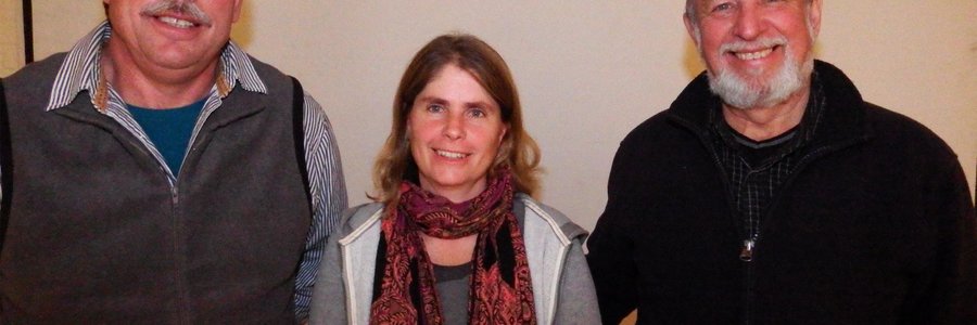 Die twee gassprekers tydens Gansbaai Sakekamer se lede-aand, met vlnr Johan Reyneke, Gabbi Jonker, saam met Kobus van Staden.